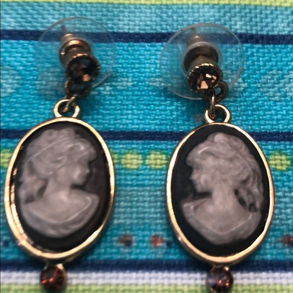 🌞Beautiful cameo pierced earrings🌞 - Picture 3 of 5